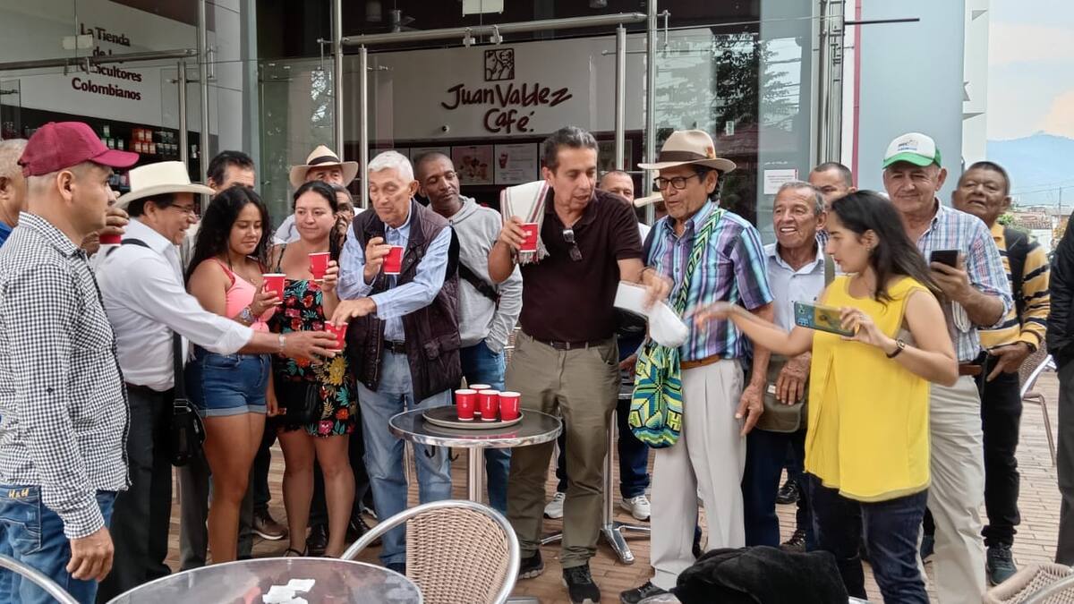 Con una protesta simbólica caficultores cuestionan lo poco que les pagan hoy por el grano