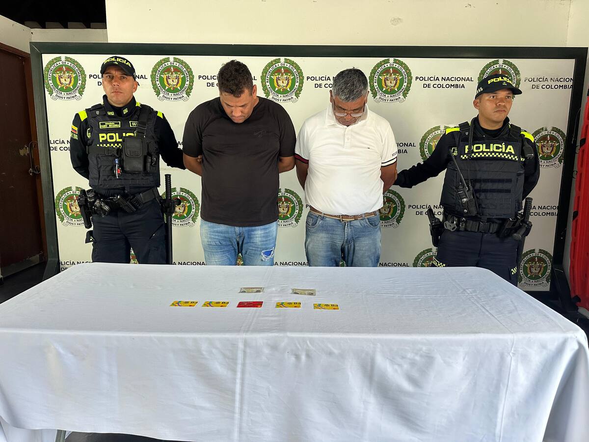 Dos extranjeros fueron capturados por clonar tarjetas en los cajeros de bancos en Girón