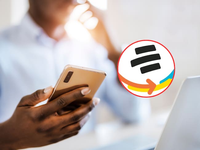 Logo de la app Bancolombia A la Mano y al lado una persona con un celular en su mano (Fotos vía Getty Images y app A la Mano)