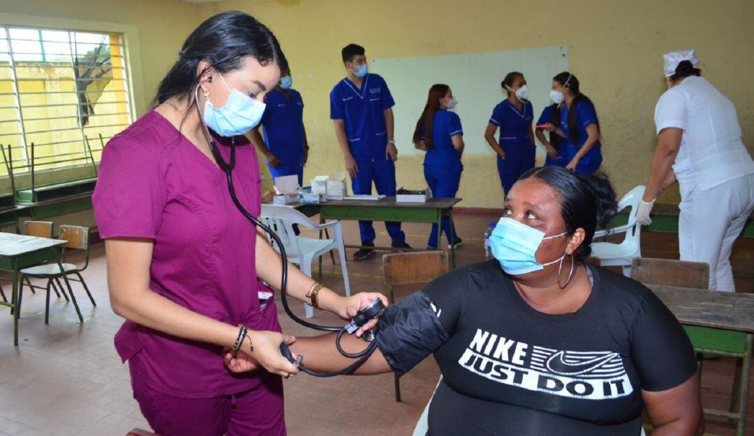Durante la jornada se realizó control larvario casa a casa para identificar las viviendas con presencia de gusarapos y prevenir el dengue