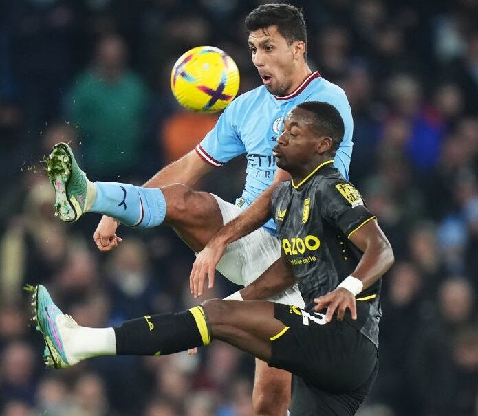 Rodrigo Hernández y Jhon Durán en un duelo en el partido entre Manchester City y Aston Villa (Photo by Tom Flathers/Manchester City FC via Getty Images)