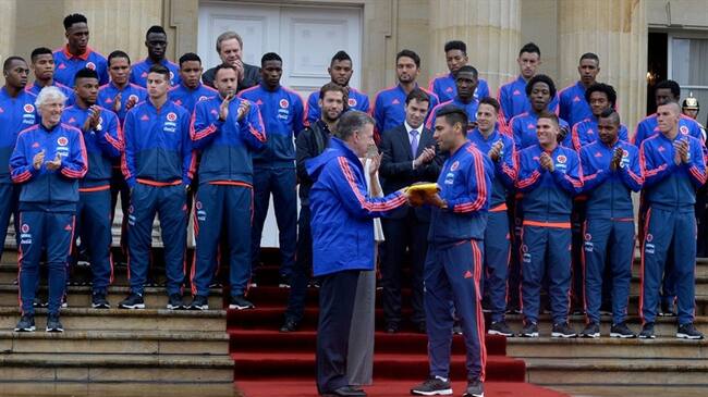 Santos le entregó el pabellón nacional a la Selección Colombia. Foto: Presidencia