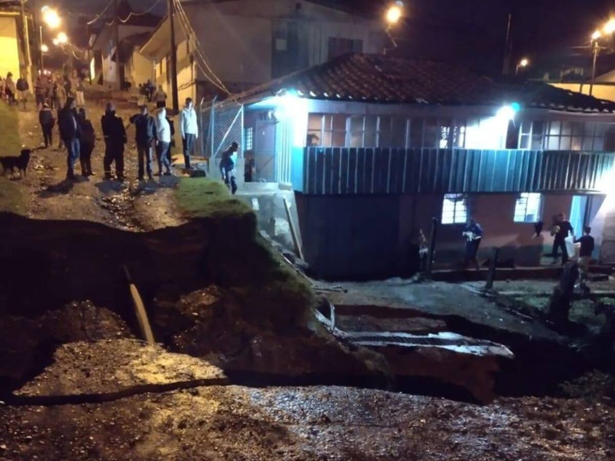 Fuertes aguaceros ocasionaron el colapso del puente vehicular en San Félix