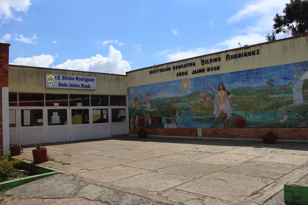 la Secretaría de Educación verificará la distribución de raciones, corregirá errores administrativos y enviará nuevos maestros para restablecer la normalidad en las clases.