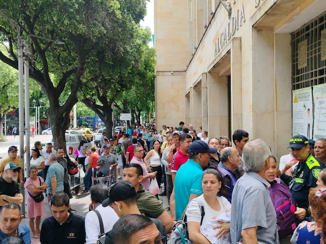 Largas filas de contribuyentes Alcaldía de Cúcuta / Foto: Caracol Radio