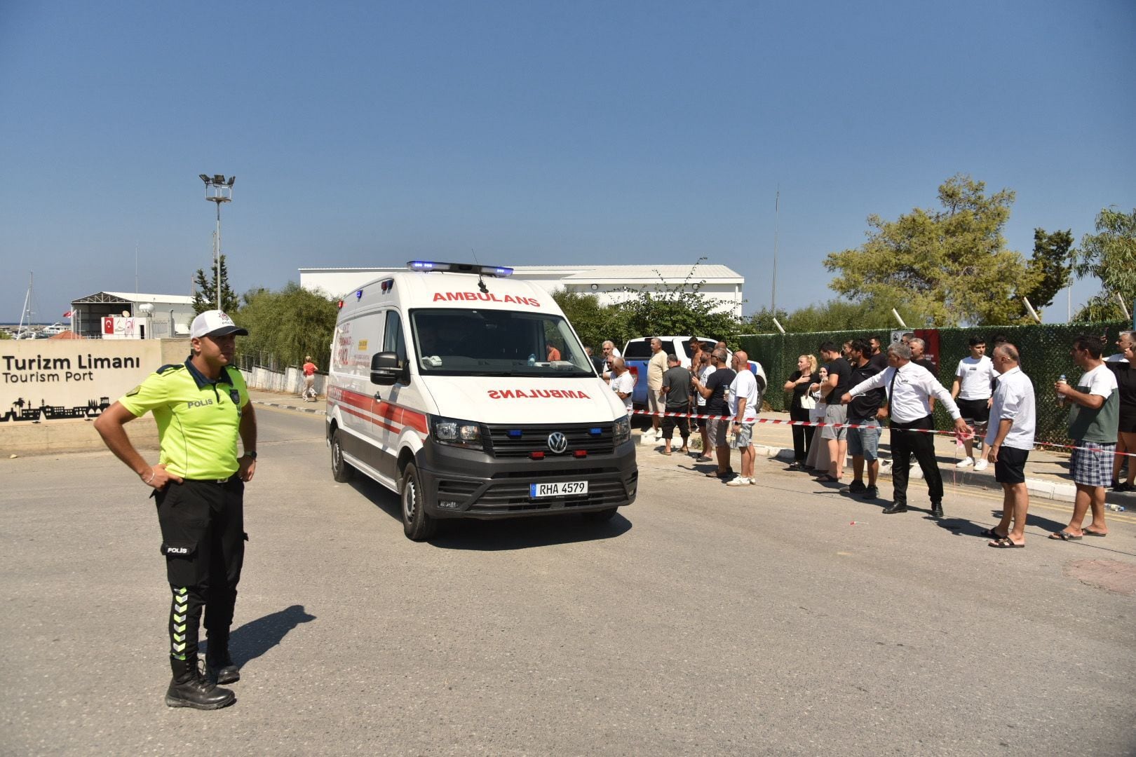Continúan las operaciones de búsqueda y rescate después de que un ferry que había zarpado del puerto de Kyrenia comenzara a hacer agua en Kyrenia, República Turca del Norte de Chipre, el 30 de agosto de 2026. (Foto de Ali Ruhluel/Anadolu vía Getty Images)