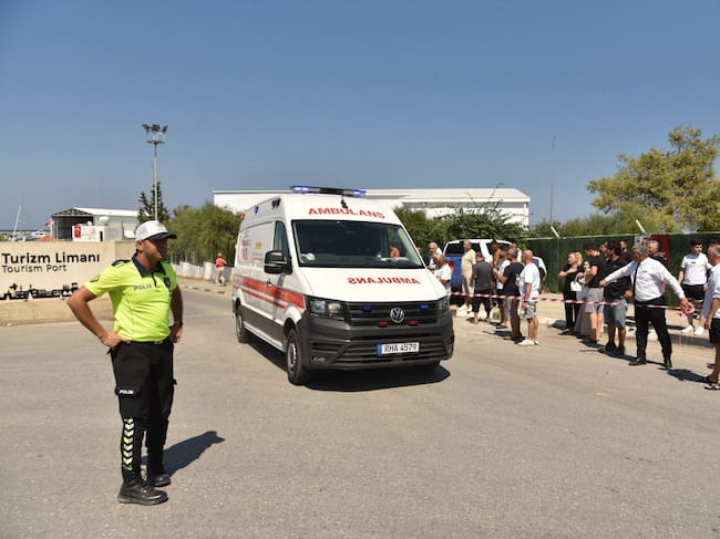 Continúan las operaciones de búsqueda y rescate después de que un ferry que había zarpado del puerto de Kyrenia comenzara a hacer agua en Kyrenia, República Turca del Norte de Chipre, el 30 de agosto de 2026. (Foto de Ali Ruhluel/Anadolu vía Getty Images)
