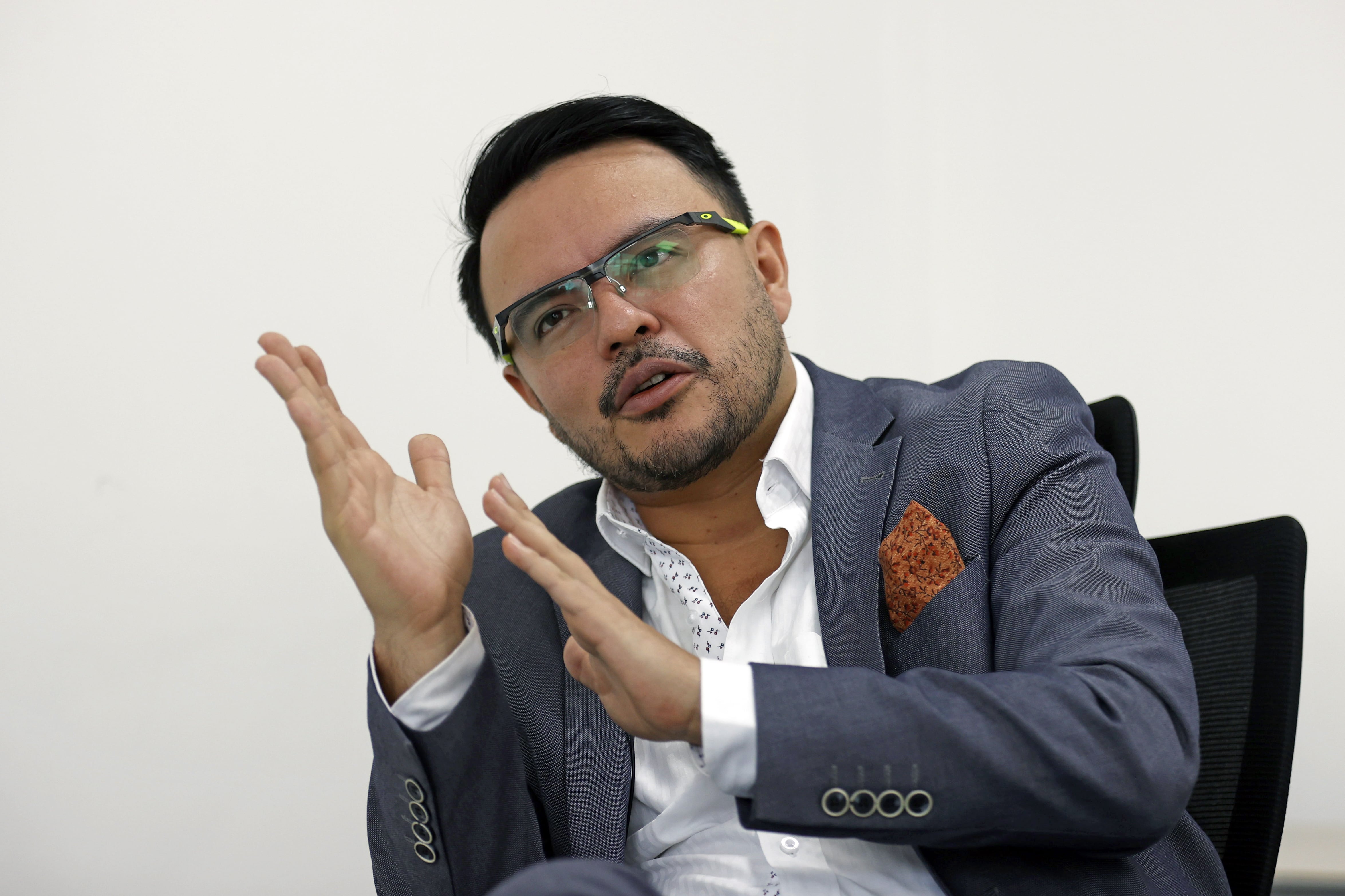 AME5323. BOGOTÁ (COLOMBIA), 07/10/2024.- Fotografía del 1 de octubre de 2024 del director de la Agencia Nacional de Tierras, Juan Felipe Harman, hablando durante una entrevista con EFE, en Bogotá (Colombia). A pesar de que el Gobierno de Gustavo Petro ha avanzado más que otras administraciones en la deuda histórica del reparto de tierras, la meta de repartir 7 millones de hectáreas aún es lejana, aunque desde el Gobierno aseguran a EFE que el compromiso es cumplir. EFE/ Mauricio Dueñas Castañeda