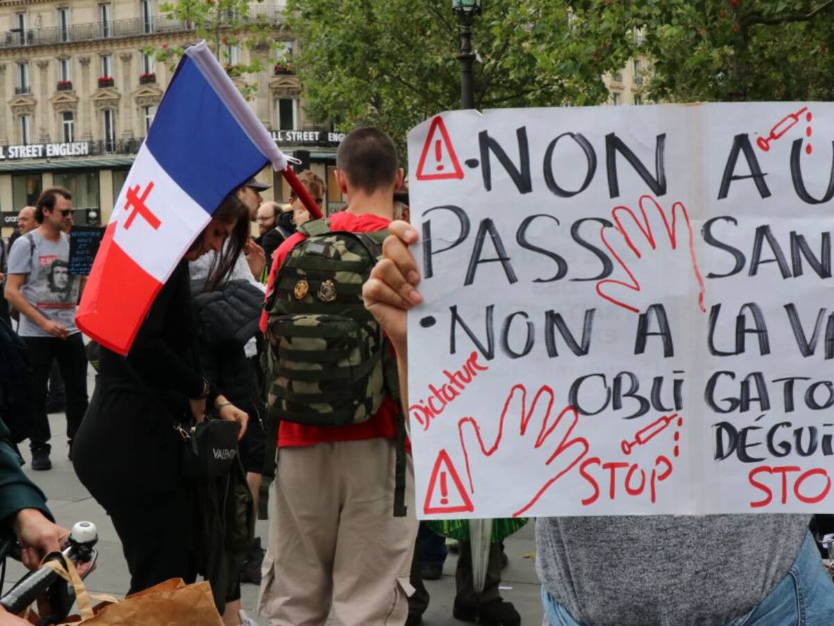Franceses protestan contra pasaporte sanitario