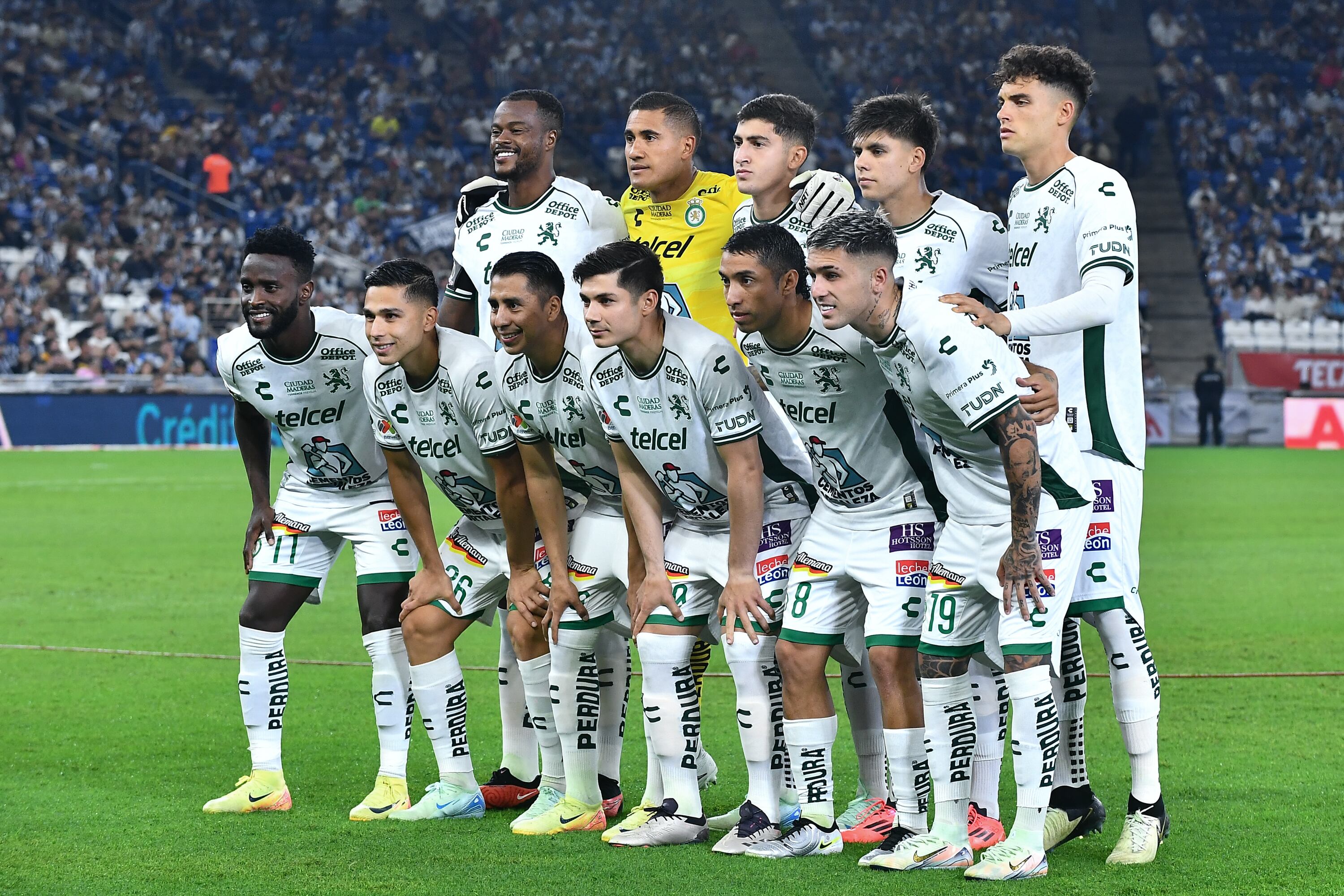 MONTERREY, MEXICO - NOVEMBER 10: Players of León pose prior during the 17th round match between Monterrey and Leon as part of the Torneo Apertura 2024 Liga MX at BBVA Stadium on November 10, 2024 in Monterrey, Mexico. (Photo by Azael Rodriguez/Getty Images)