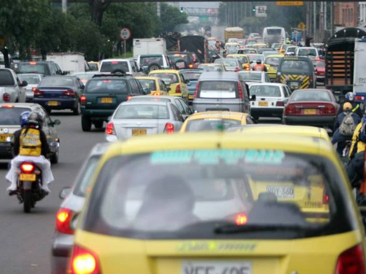 Casi 300.000 vehículos se espera que salgan de Bogotá este puente festivo