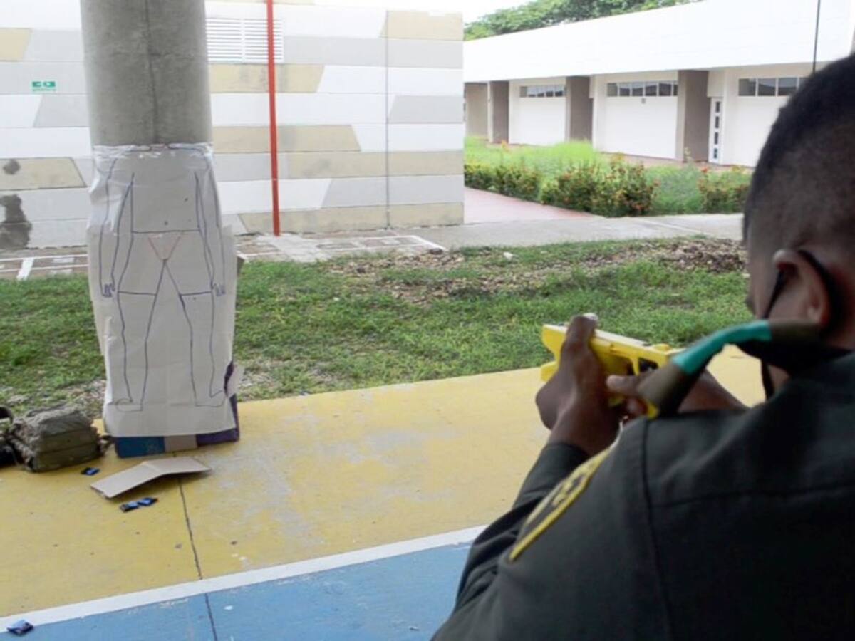 Policías de Cartagena, entrenados en procedimientos con pistola Taser
