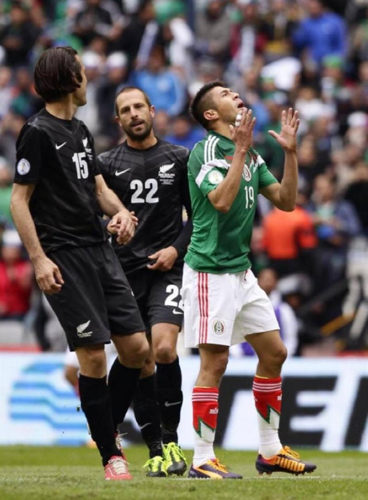 En el estadio Azteca, México goleó 5-1 a Nueva Zelanda con goles de P. Aguilar, R. Jiménez, dos de O. Peralta y uno de R. Márquez. El gol neozelandés fue de James.