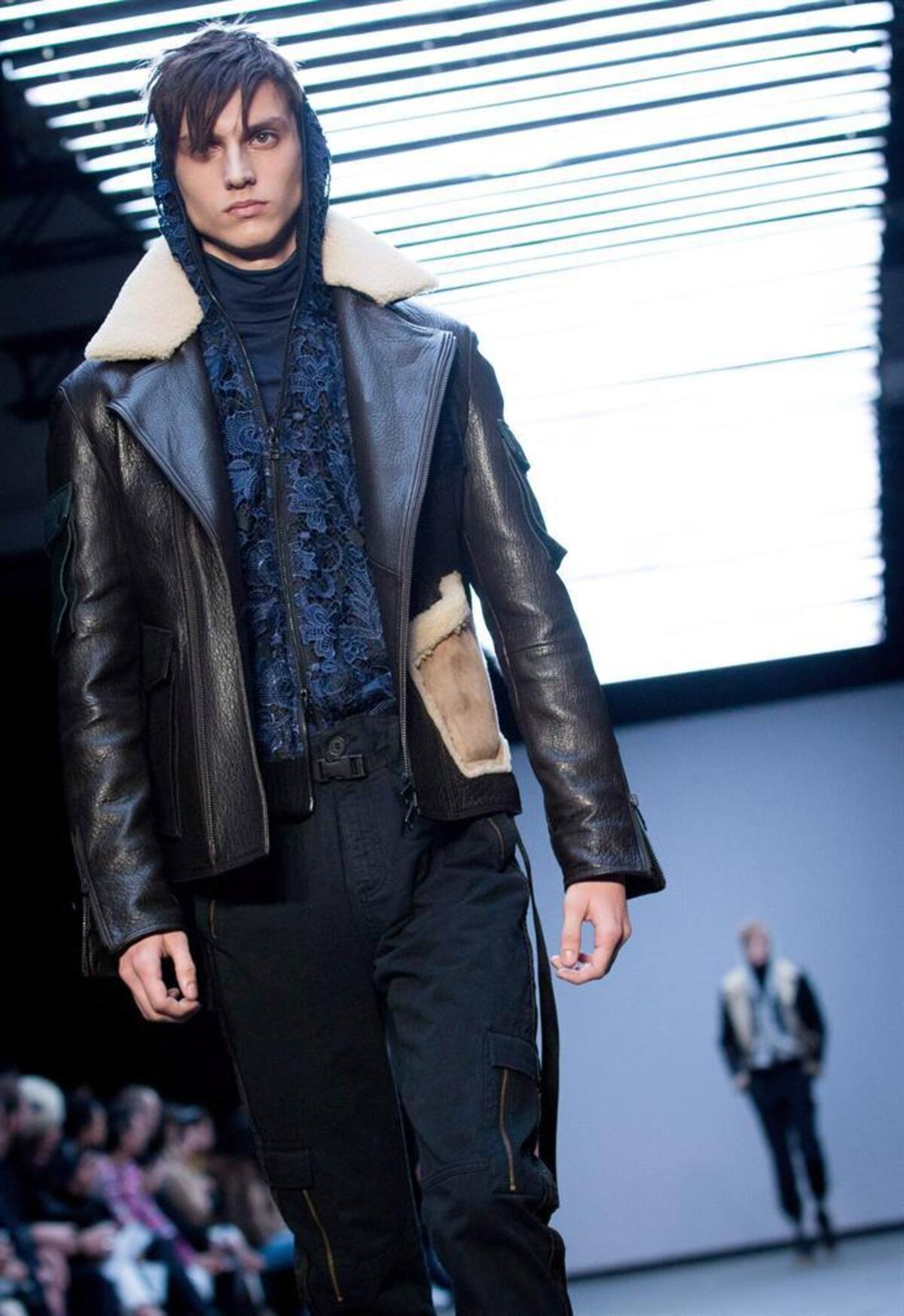 Una serie de modelos presentan la colección de otoño, invierno 2015 en la semana de la moda masculina en Londres, Inglaterra, que se realizará hasta el próximo 12 de enero.