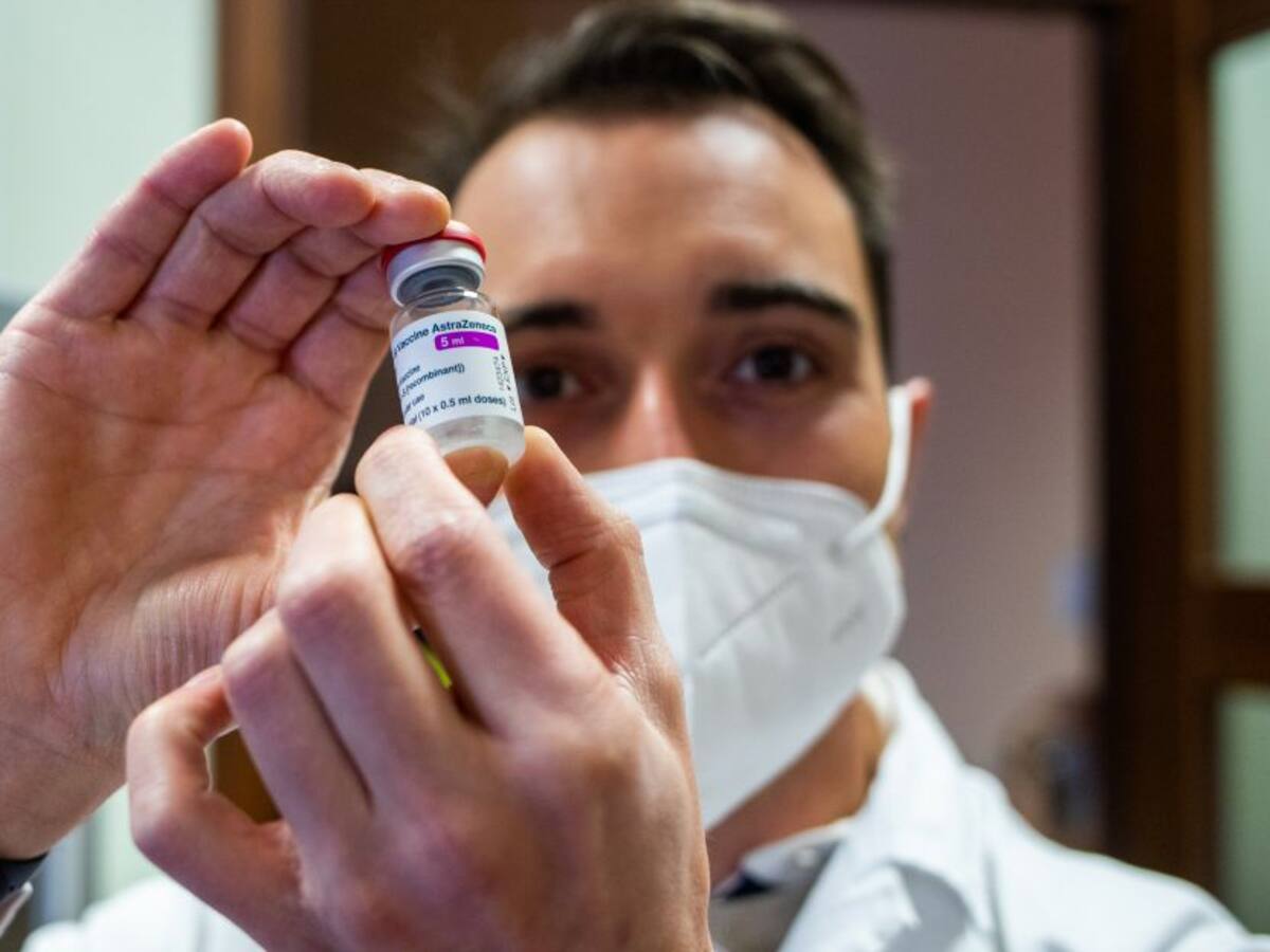 Vacuna AstraZeneca no representa un riesgo relacionado con la edad