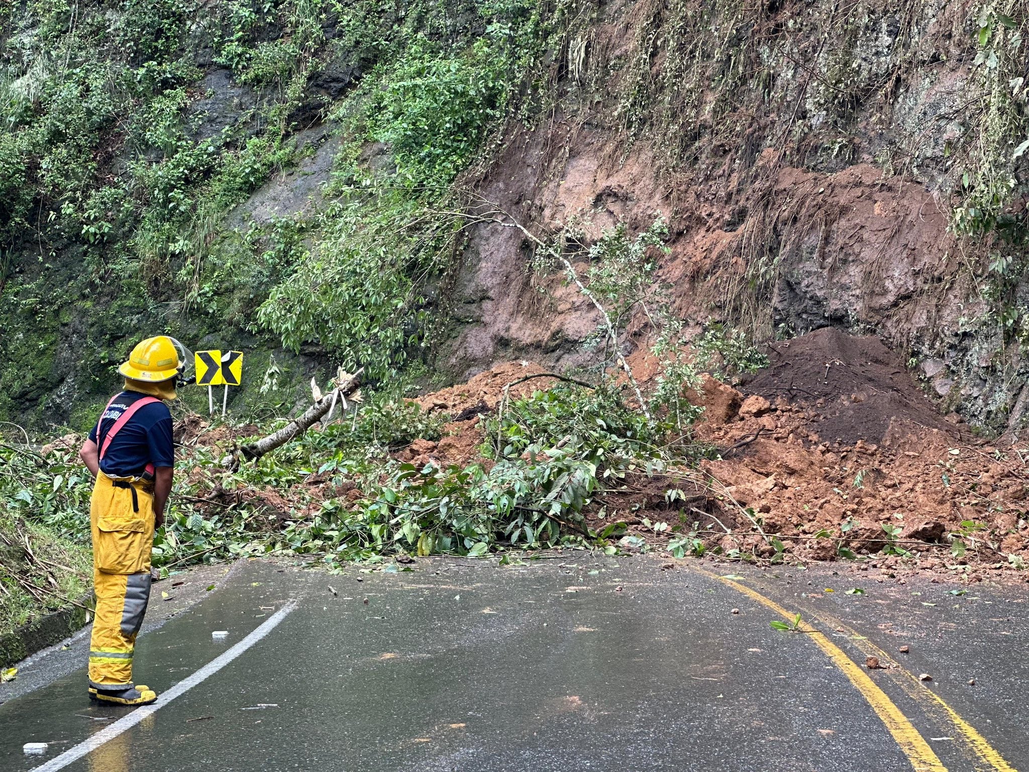 Derrumbe vía Montenegro Quimbaya que dejó dos personas heridas. Foto: Cortesía Gobernación del Quindío