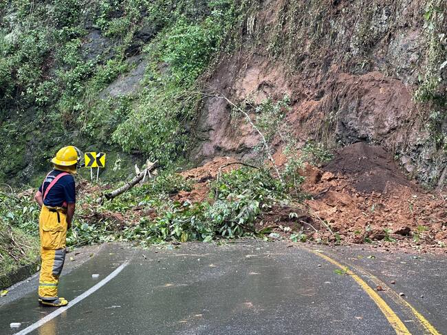 Derrumbe vía Montenegro Quimbaya que dejó dos personas heridas. Foto: Cortesía Gobernación del Quindío