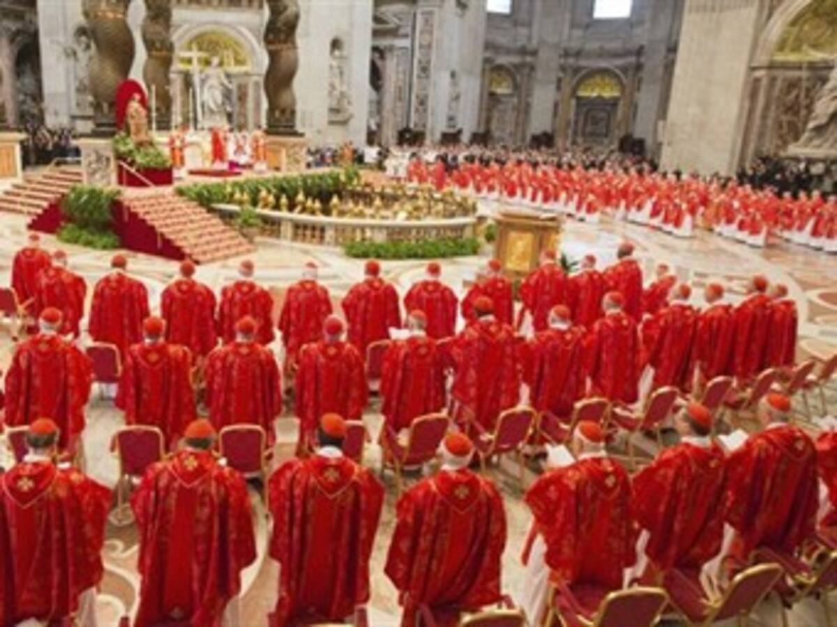 Centenares de fieles se congregan en la Plaza de San Pedro a la espera del nuevo papa