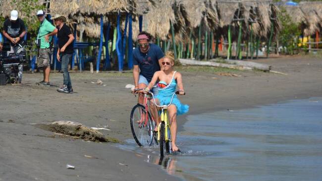 Durante la grabación del video de La Bicicleta, que se lanzó mundialmente hoy.