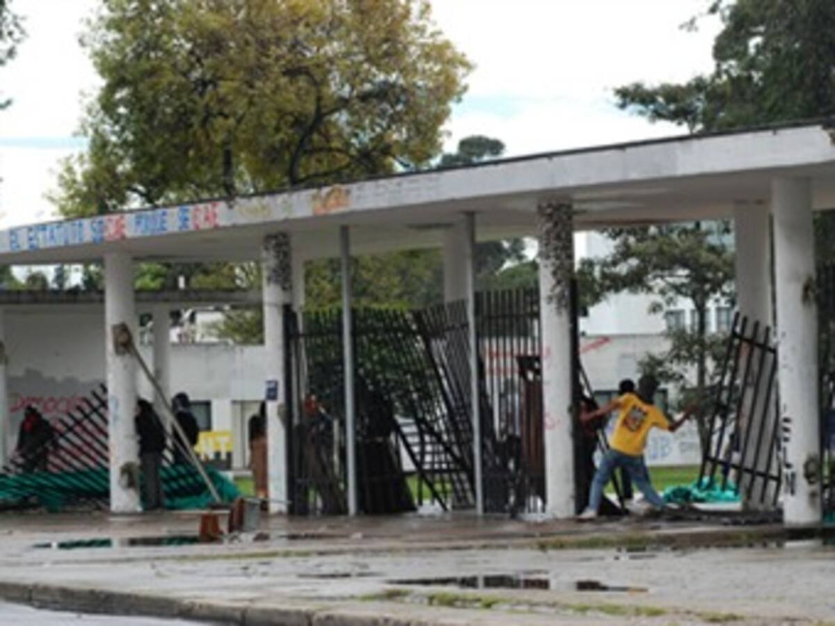 Encapuchados con banderas de las Farc protagonizaron protestas en la U. Nal: vicerrector