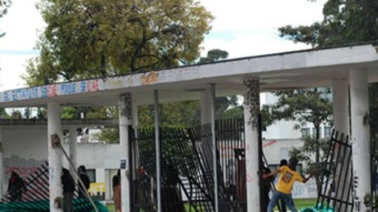 Encapuchados con banderas de las Farc protagonizaron protestas en la U. Nal: vicerrector