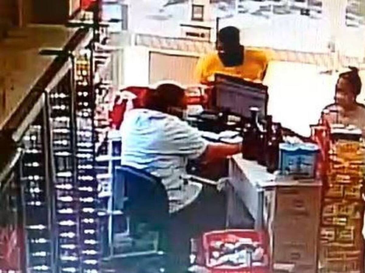 En Cartagena dos mujeres robaron y se gastan la plata en ron