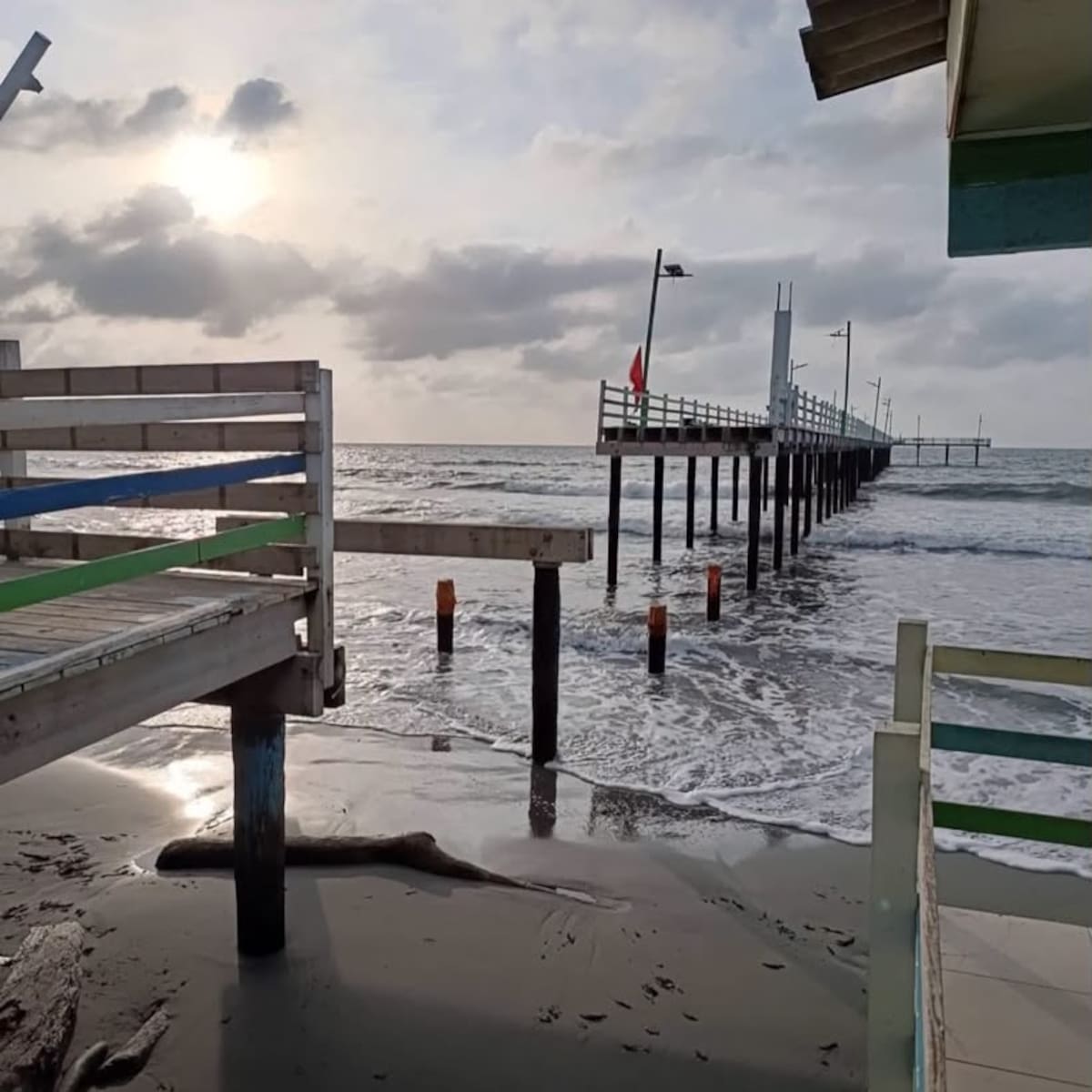 Colapsa parte del muelle turístico de Moñitos por fuerte oleaje en Córdoba