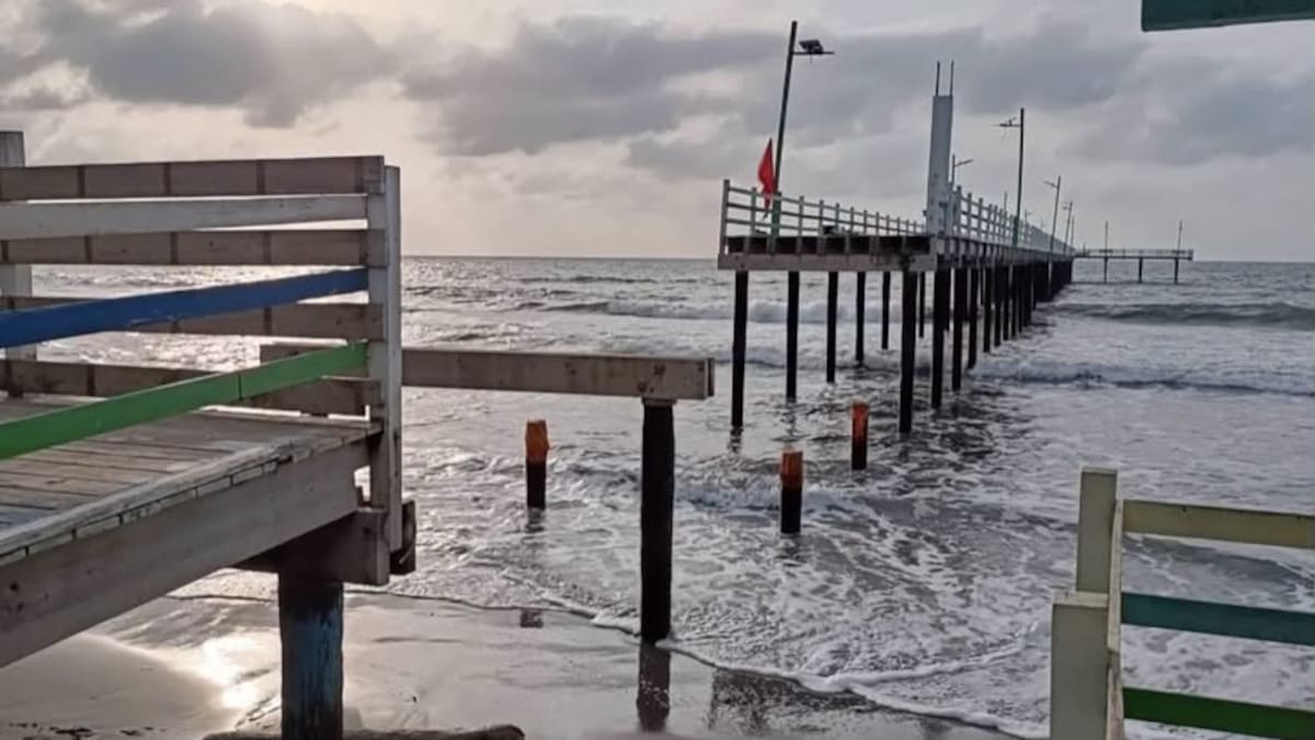 Colapsa parte del muelle turístico de Moñitos por fuerte oleaje en Córdoba