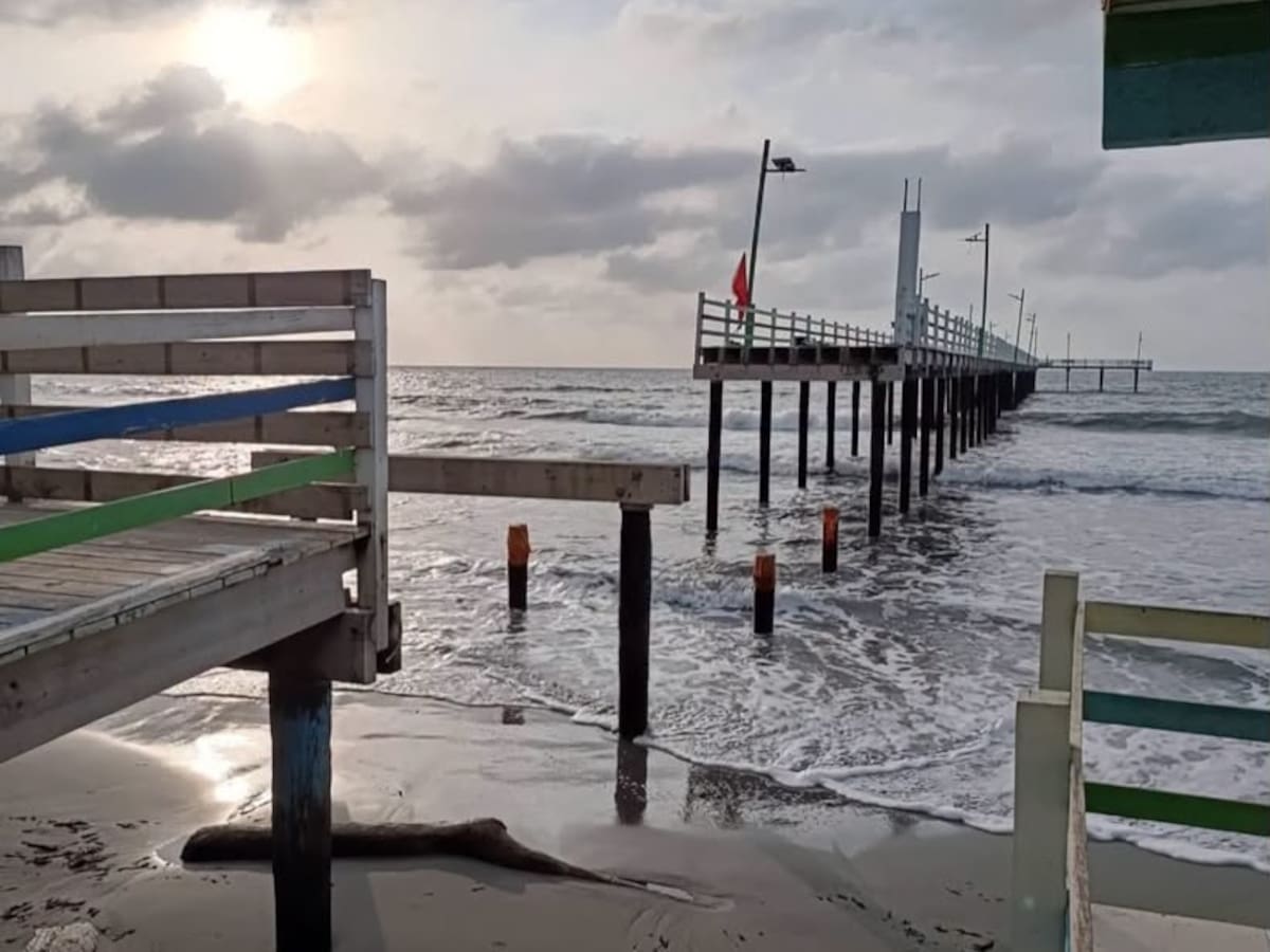 Colapsa parte del muelle turístico de Moñitos por fuerte oleaje en Córdoba