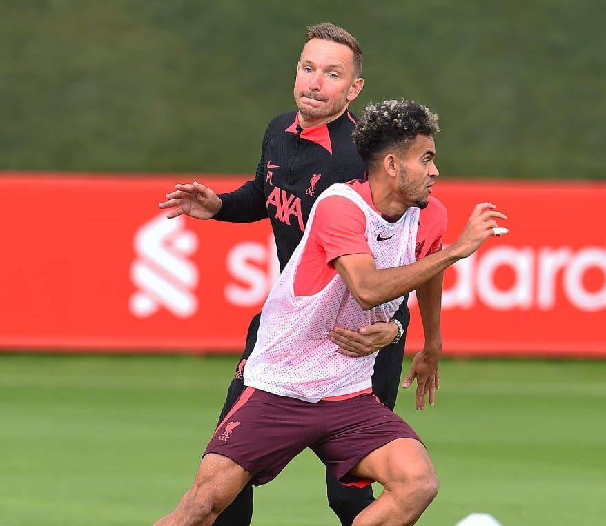 Pepijn Lijnders y Luis Diaz durante un entrenamiento del Liverpool (Photo by John Powell/Liverpool FC via Getty Images)