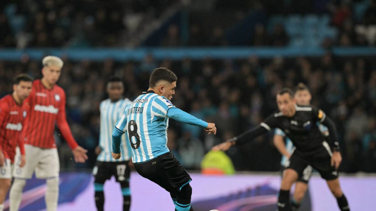 Doblete de Carbonero y asistencia de Juanfer dan la clasificación a Racing de Avellaneda