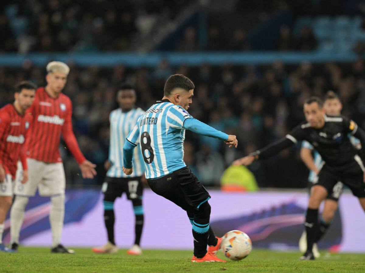 Doblete de Carbonero y asistencia de Juanfer dan la clasificación a Racing de Avellaneda