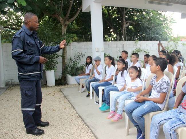 Niños de Tierra Baja, en Cartagena, se forman en bomberitos comunitarios