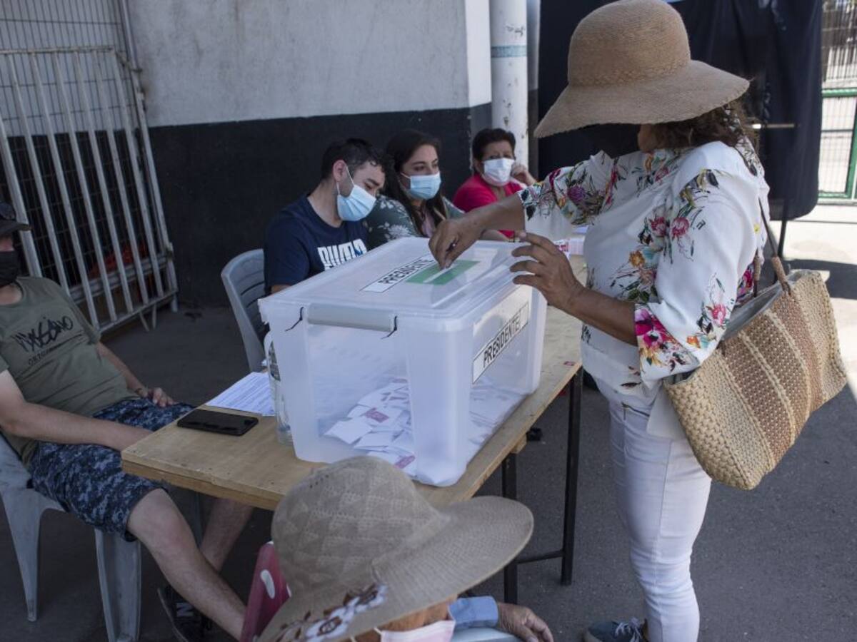 Cierran los puestos de votación en Chile y empieza el conteo decisivo