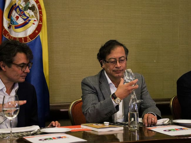 Alejandro Gaviria (izquierda) y Gustavo Petro (derecha) reunidos en 2022. Foto: Colprensa.
