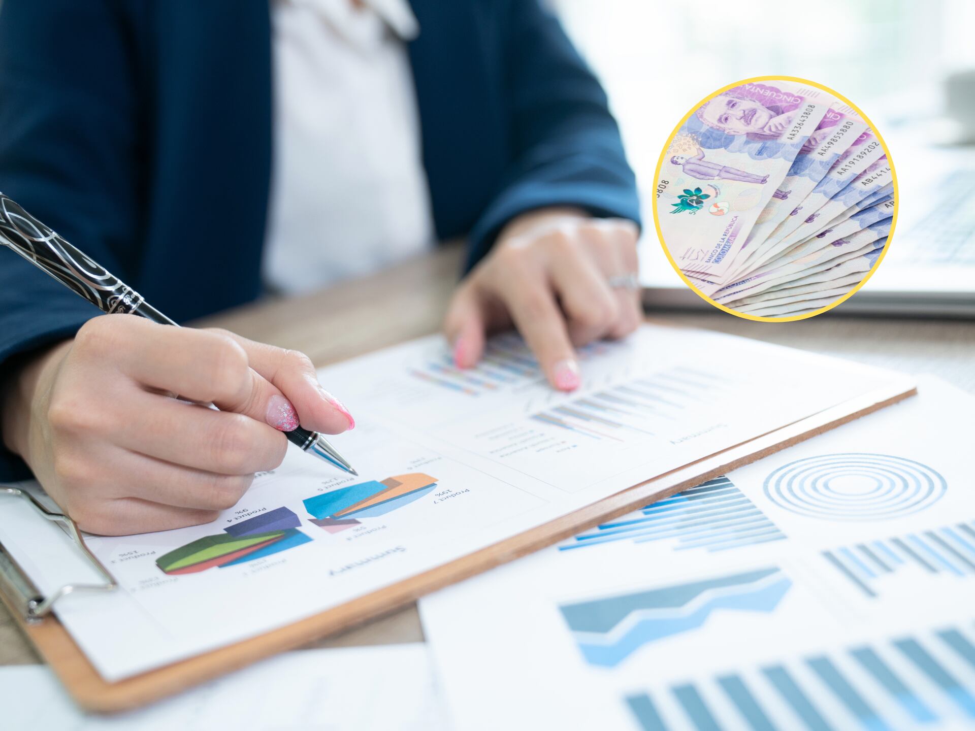 Persona analizando datos y rendimiento de una empresa. En el círculo, billetes de 50 mil pesos colombianos / Fotos de referencia: GettyImages