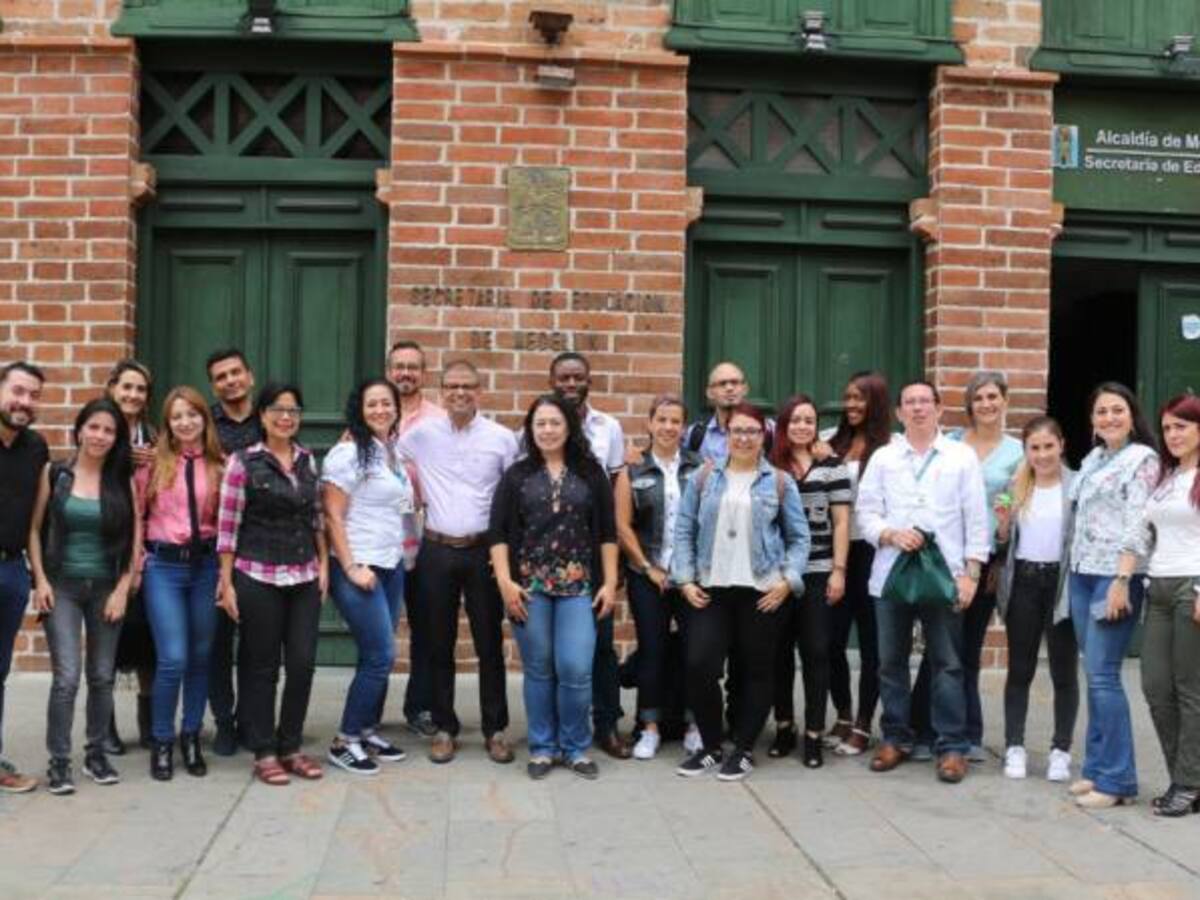 16 maestros oficiales de Medellín viajan a Canadá a inmersión bilingüe