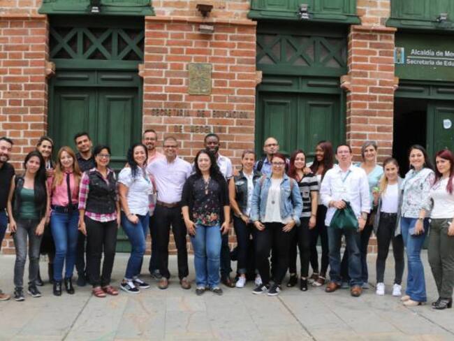 16 maestros oficiales de Medellín viajan a Canadá a inmersión bilingüe