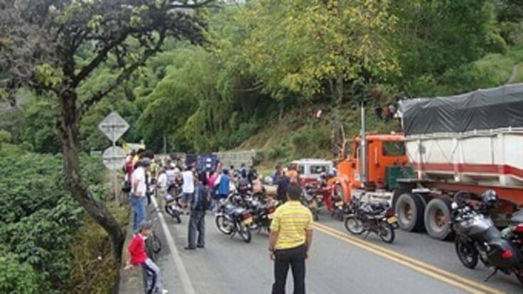 Superado el trancón tras accidente de camión con químicos en vía al Alto de la Línea