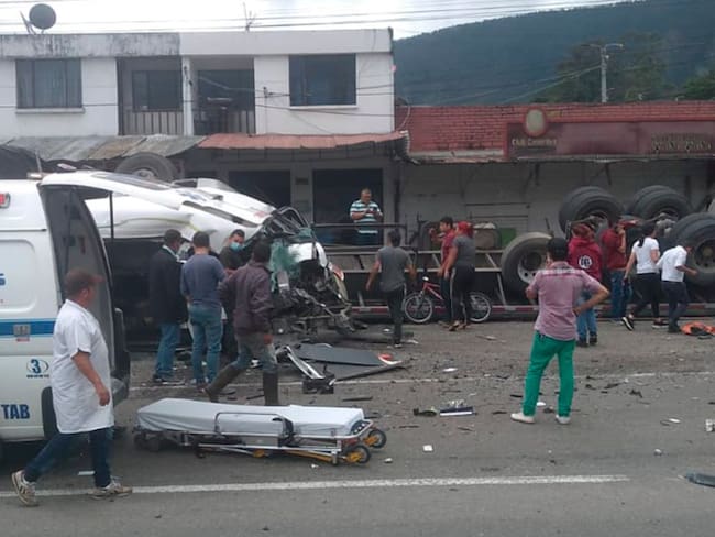 Tractocamión chocó contra una estación de policía dejando seis heridos
