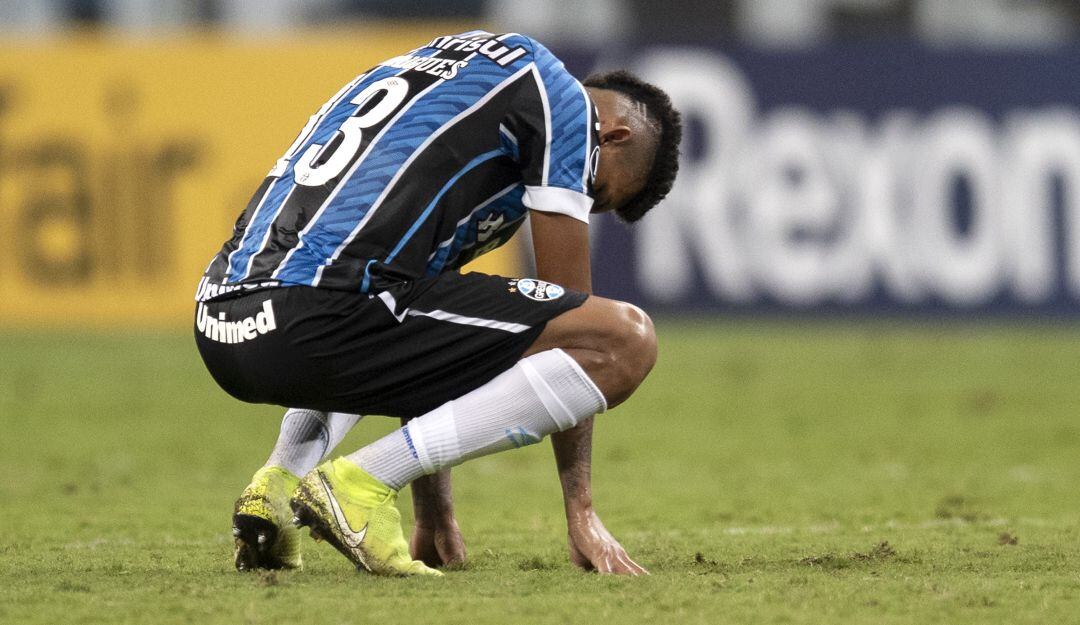 Los jugadores de Gremio se lamentan tras la eliminación de la Libertadores a manos de Independiente del Valle.