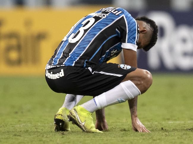 Los jugadores de Gremio se lamentan tras la eliminación de la Libertadores a manos de Independiente del Valle.