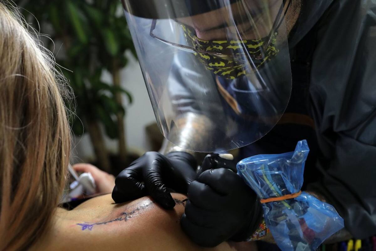 Guantes, mascarilla, escudo facial, traje de bioseguridad y forros de plástico hacen parte de las medidas contra la COVID-19 antes de realizar un tatuaje.