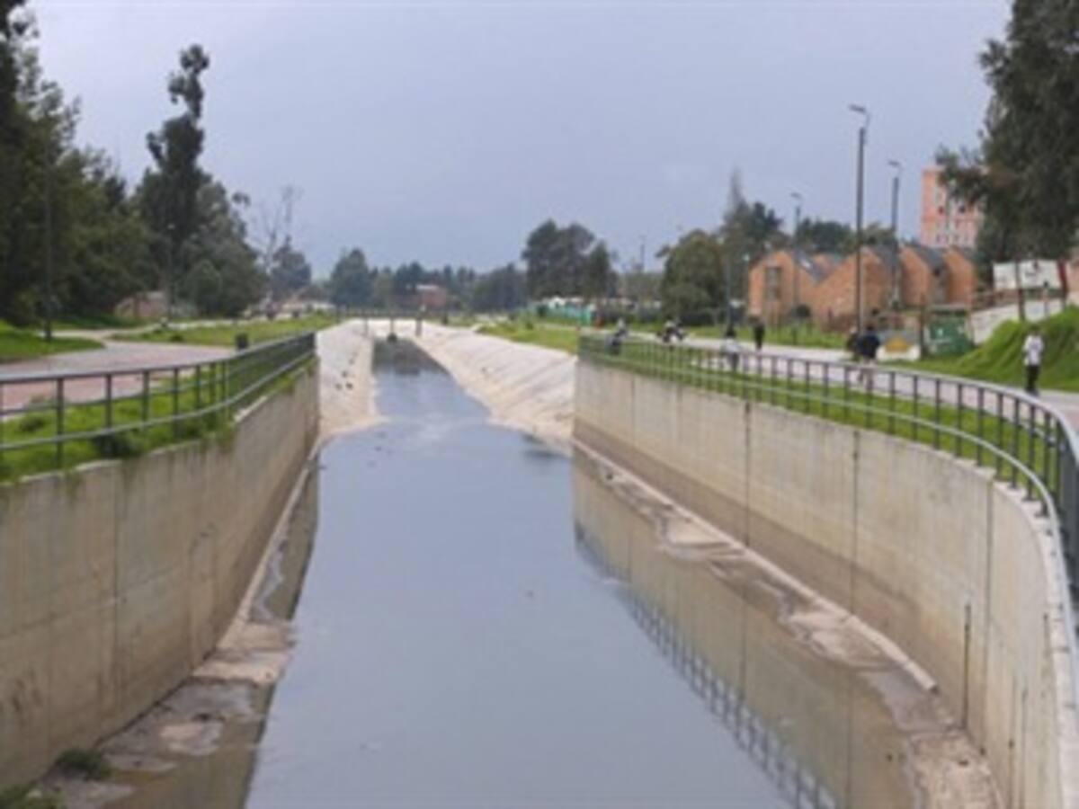 Acueducto ha recolectado 4.500 toneladas de basura de canales de agua de Bogotá