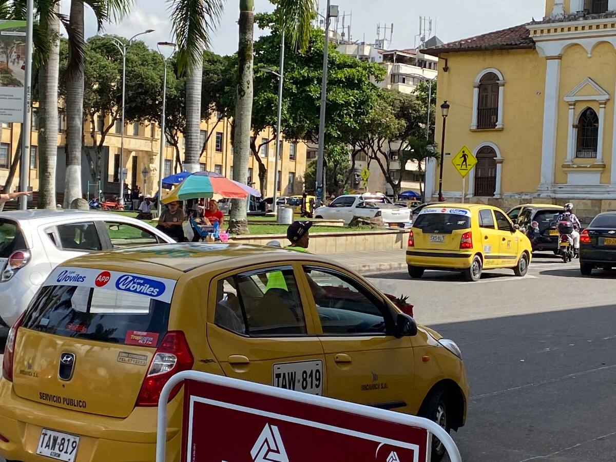 Taxistas anuncian demanda contra resolución que tumbó pico y placa