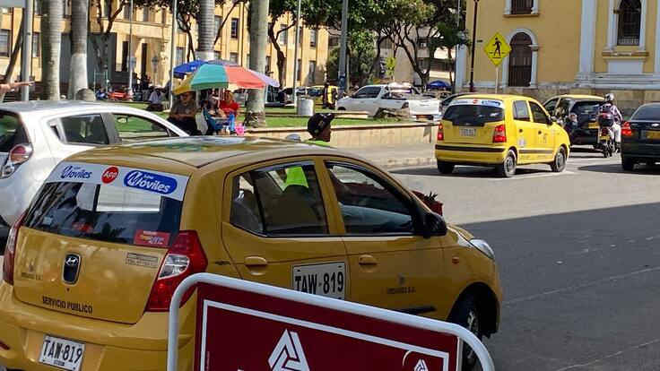 Taxistas denuncian demandas contra el fin de pico y placa