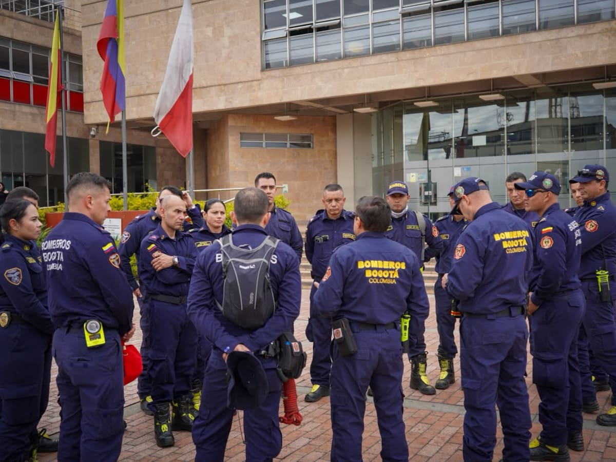Quince bomberos de Bogotá viajan al Tolima para apoyar control de incendios forestales