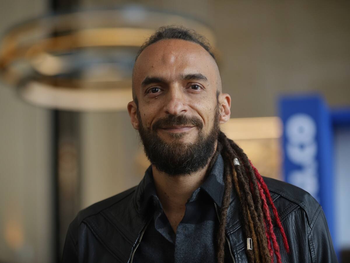 Un porro no es de adictos, yo fumo y me gradué con las mejores notas: Congresista
