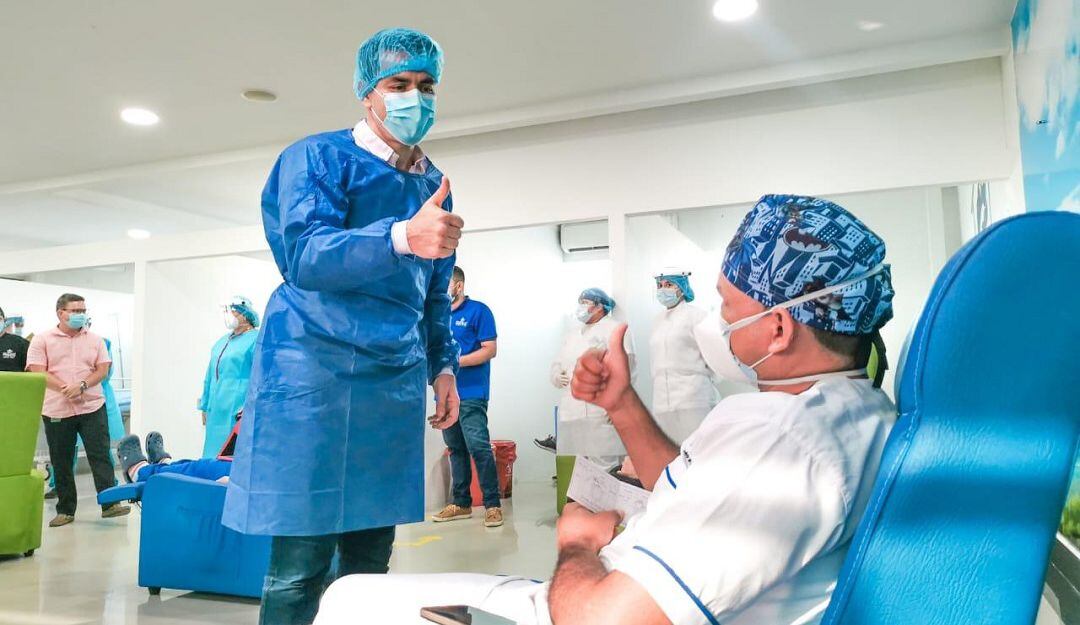 El alcalde Carlos Ordosgoitia acompañó al personal de salud de la primera línea de atención de salud, que recibió su primera dosis de vacuna.