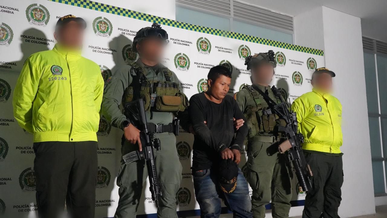 El  detenido es señalado de presuntamente liderar el cobro de extorsiones a comerciantes, coordinar las rutas del narcotráfico. Crédito: Policía Nacional.